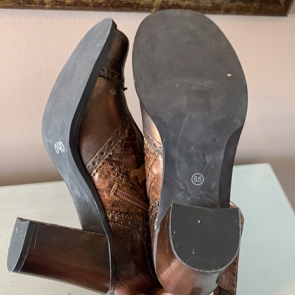 🌹4/$30 TWO LIPS heeled ankle boots - Picture 6 of 8